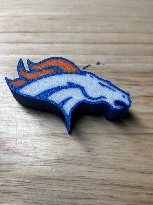 D b horse topper